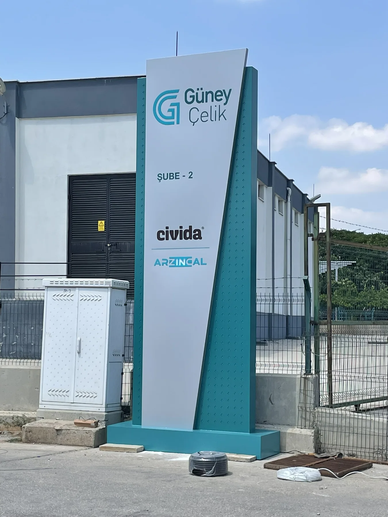 Güney Çelik kurumsal totem tabela detay görünümü